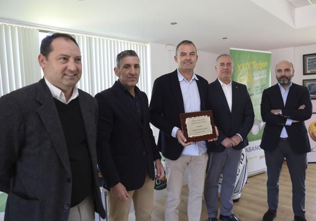 Daniel Cajigal,Jorge Pañeda, Rogelio Villanueva y Marcos Lamas, con la placa que acredita al Villaviciosa Golf como ganador en 2024