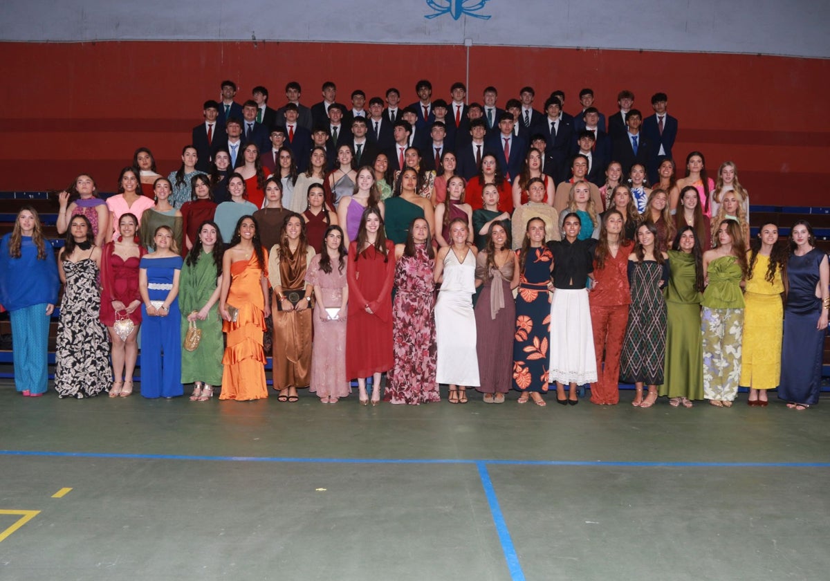 Posado de los alumnos graduados en el Colegio de los Jesuitas de Gijón.