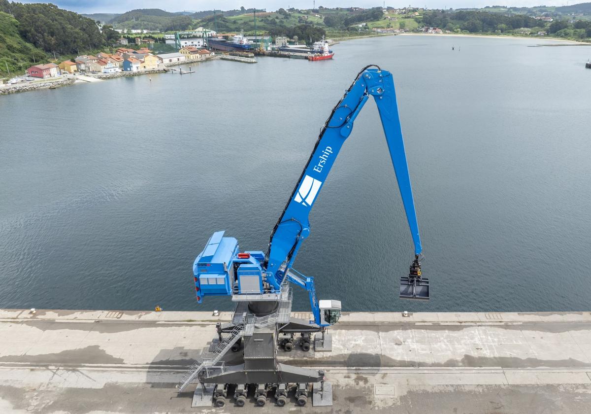 Alvargonzález incorpora a su equipamiento en el Puerto de Avilés la mayor grúa de España
