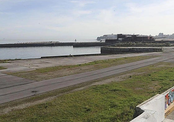 El Puerto acusa al Ayuntamiento de Gijón de «deslealtad» sobre la franja marítima de Naval