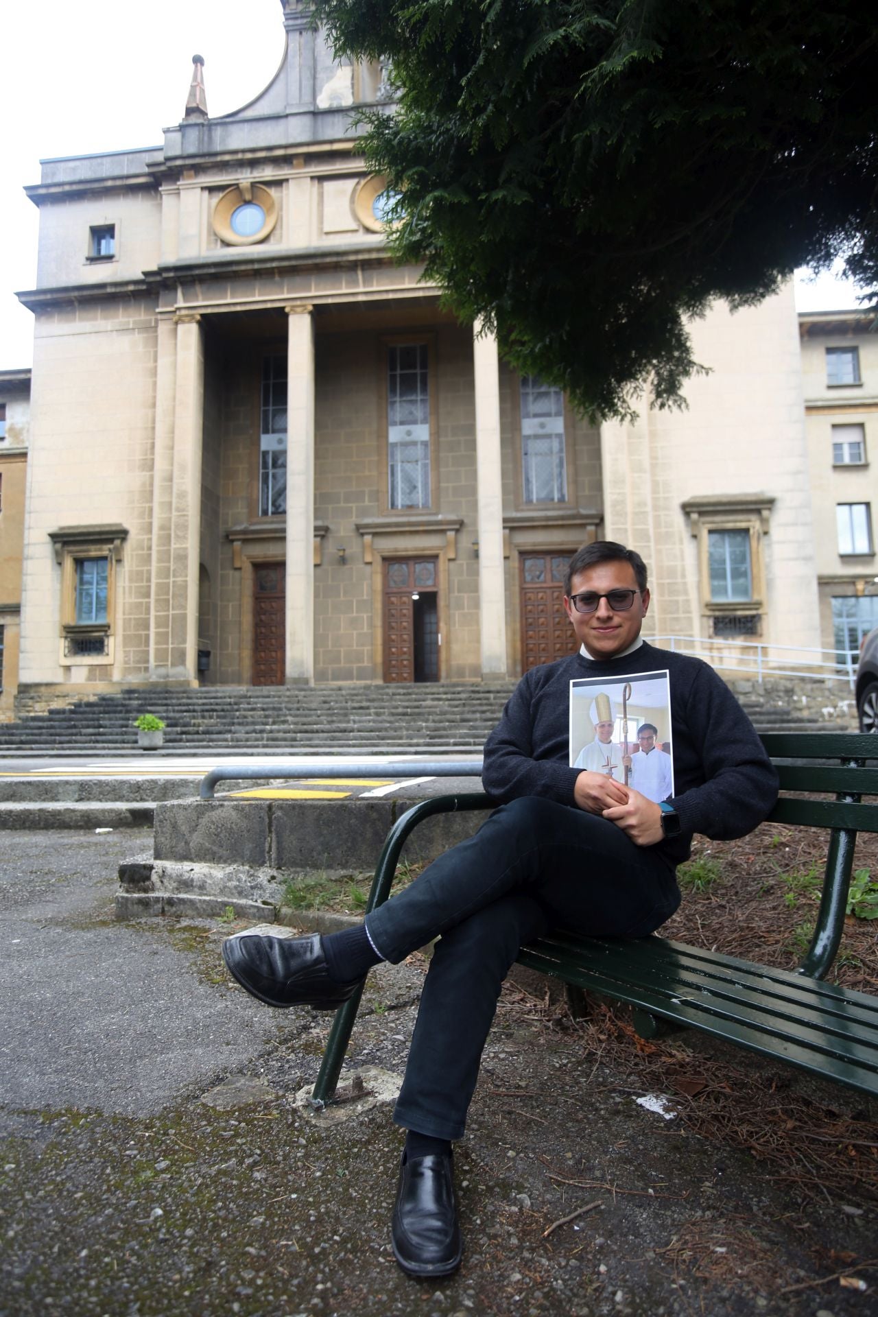 Edgar Perales, este viernes, ante el Seminario de Oviedo