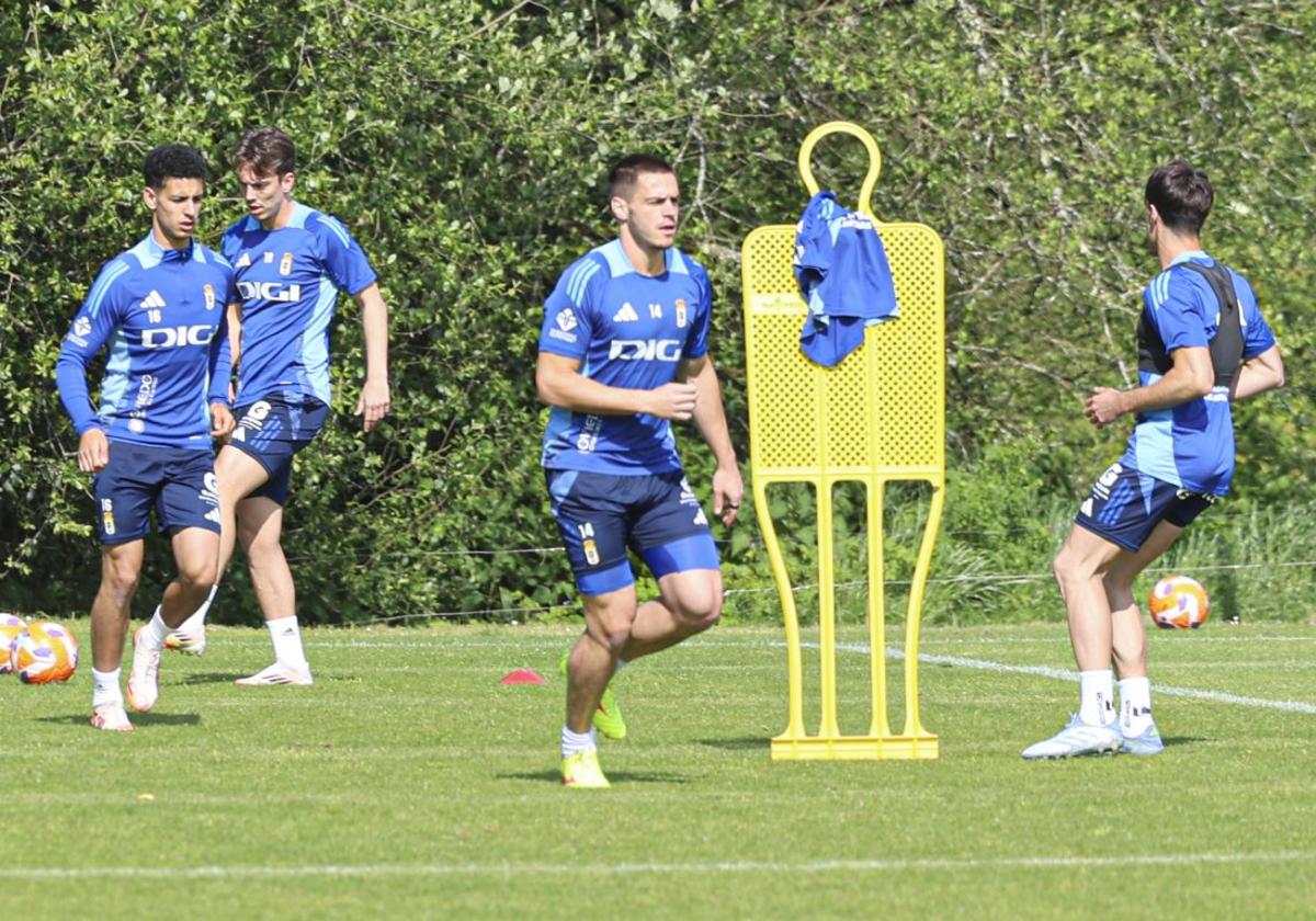 Paraschiv, que podría tener minutos ante la baja de Fede Viñas, durante el entrenamiento del Real Oviedo, ayer.