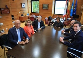 Francisco Celma (presidente), Flor Guardado (directora) y José Manuel Arrojo (consejero), de Nauplia, en el Ayuntamiento de Gijón con Carmen Moriyón, Jesús Martínez Salvador y Jorge González-Palacios.