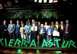 Premiados y autoridades, ayer, en Tierra Astur El Vasco.