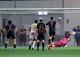 Álvaro Fernández realizó una soberbia parada en el penalti lanzado por Guille para el Antoniano en el tiempo añadido.