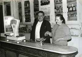 Junio de 1969. Ángel y Angelina despidiéndose de sus clientes cuando iban a cerrar.