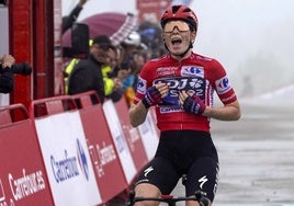 Demi Vollering cruza la línea de meta, bajo la niebla, en la cima de Cotobello y se proclama ganadora de la Vuelta Femenina.
