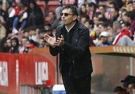 Garitano aplaude una acción del duelo desde la zona de los banquillos.