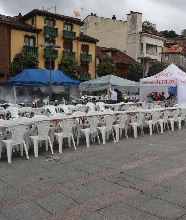 Imagen secundaria 2 - Laviana come en la calle bajo la lluvia