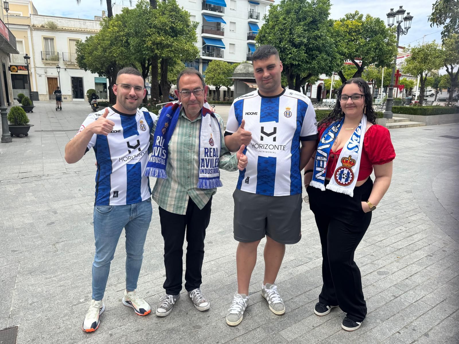 Imagen secundaria 1 - La afición del Real Avilés se hace notar en las calles de Lebrija