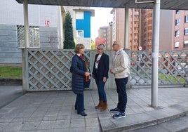 La alcaldesa Mariví Monteserín saluda a la consejera de Salud, Concepción Saavedra, y al gerente del área sanitaria III, Miguel Rodríguez.