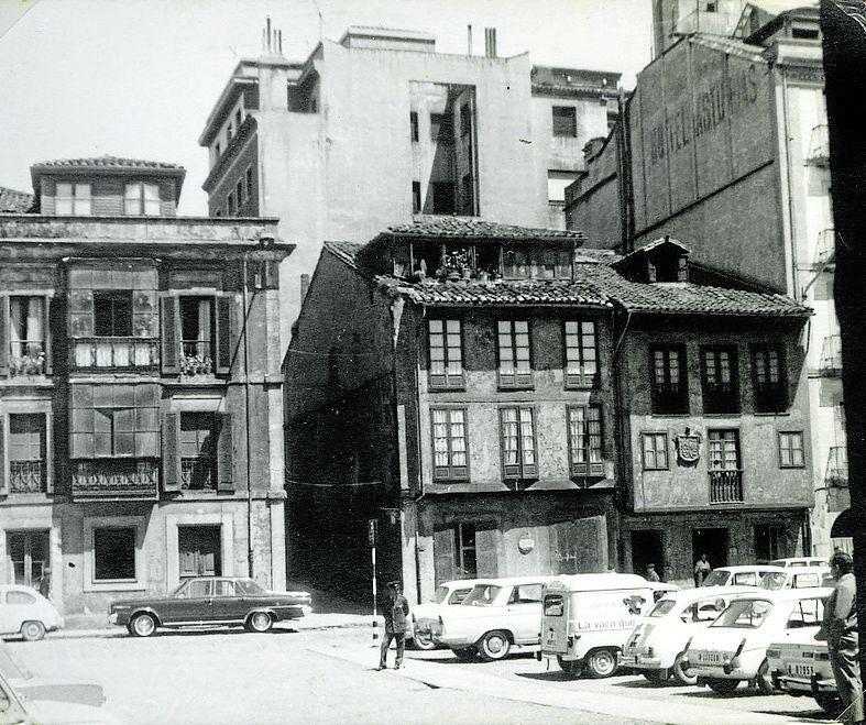 Junio de 1969. La plaza Mayor cuando era un auténtico parking.