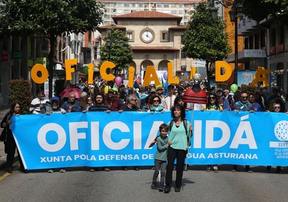 La manifestación, que reunió una mayor presencia que en otras ocasiones, en su salida desde la Estación del Norte de Oviedo.