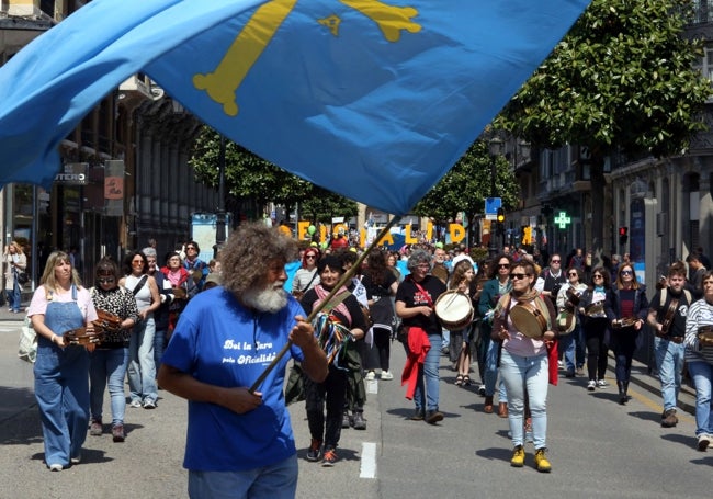 La música de pandereteras y gaitas dio ánimo festivo a la marcha.