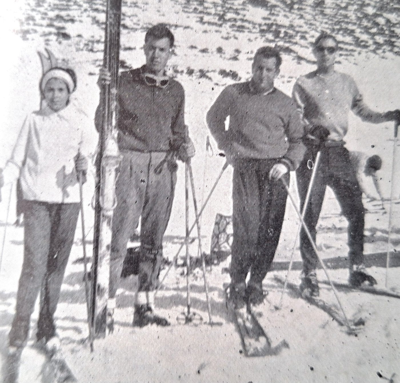 María Josefa Navarro, Ceferino González, Onésimo Galarraga y Francisco Guerra, componentes del equipo de esquí de Ensidesa en 1964.