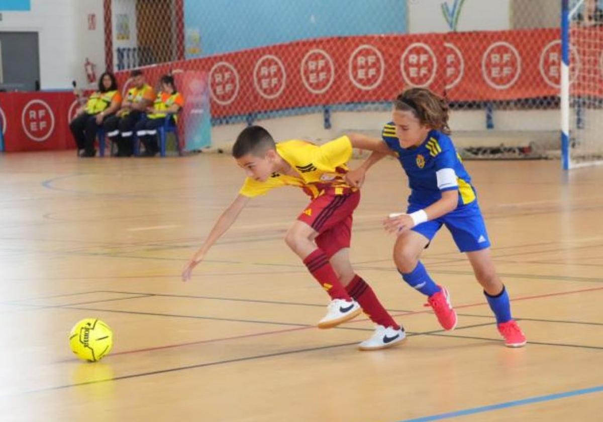 Pugna entre dos jugadores por un balón durante el encuentro.