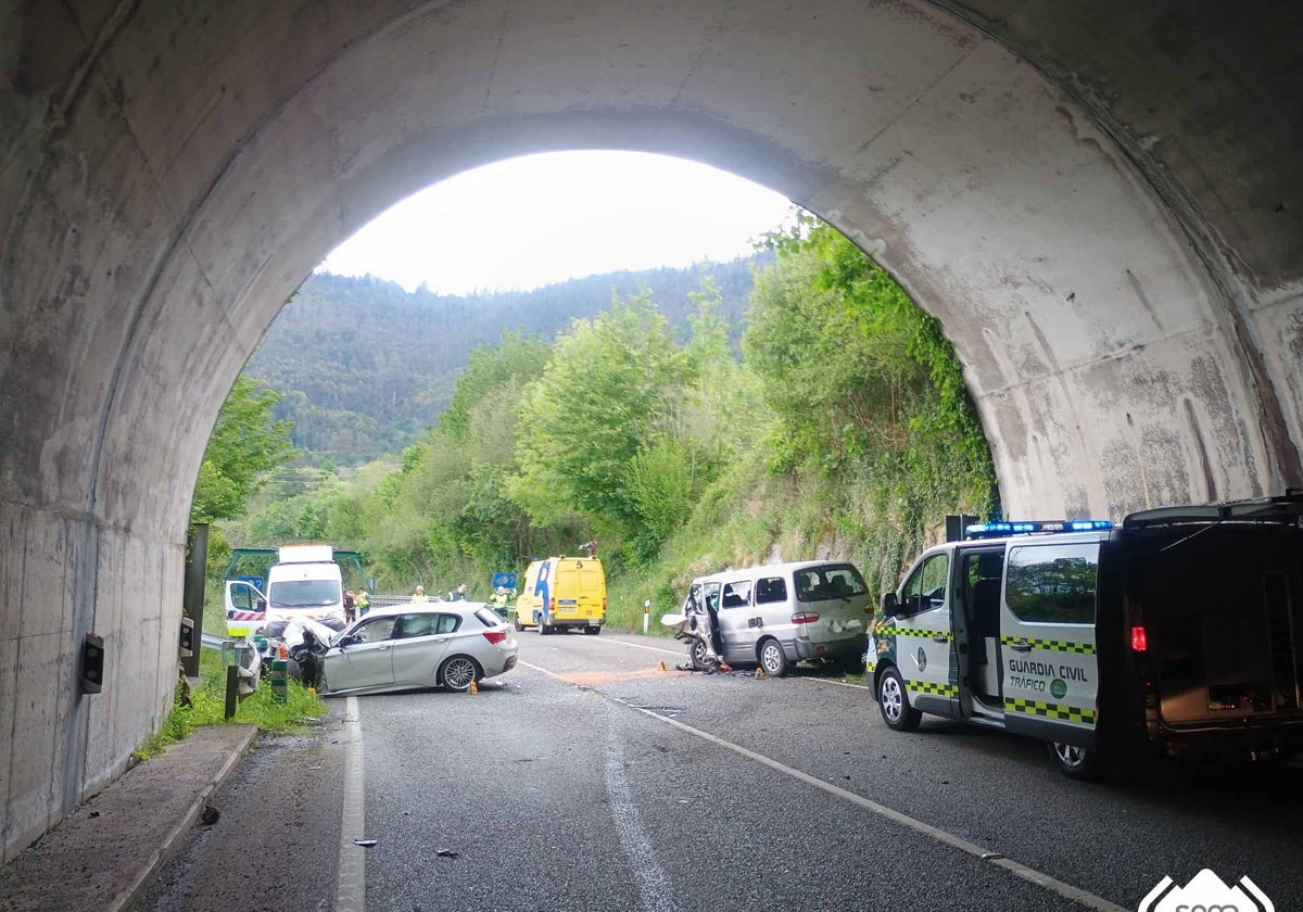 Once heridos al chocar un turismo con una furgoneta en Piloña