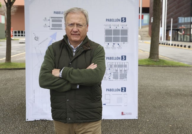 El secretario general de la Cámara de Comercio de Gijón, Álvaro Alonso, posa en el recinto ferial Luis Adaro.