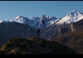 En lo alto, ondea la bandera que da inicio al vídeo de la campaña del Gobierno regional.