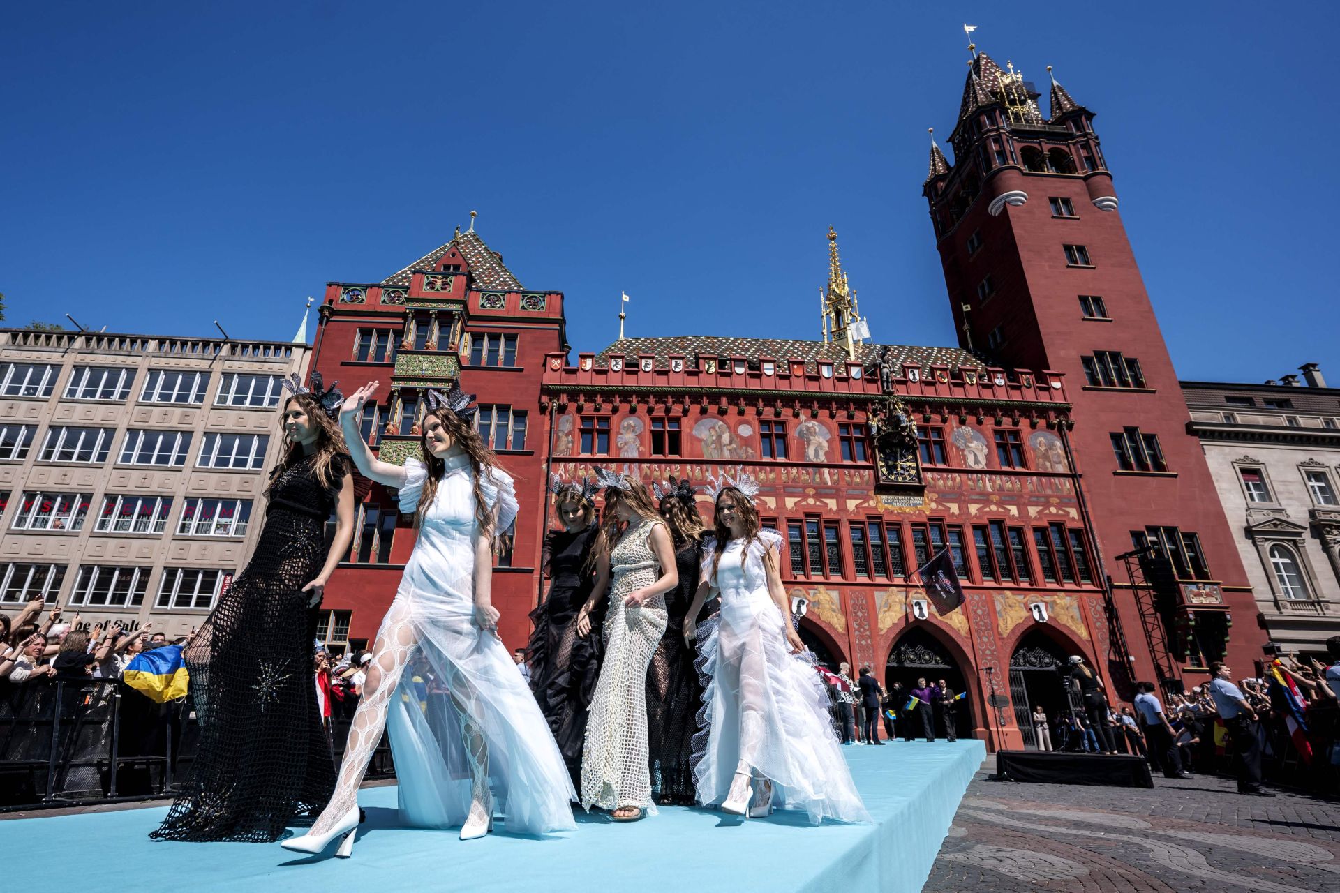Fotos: Melody y el resto de participantes en Eurovisión 2025, en la alfombra turquesa del festival