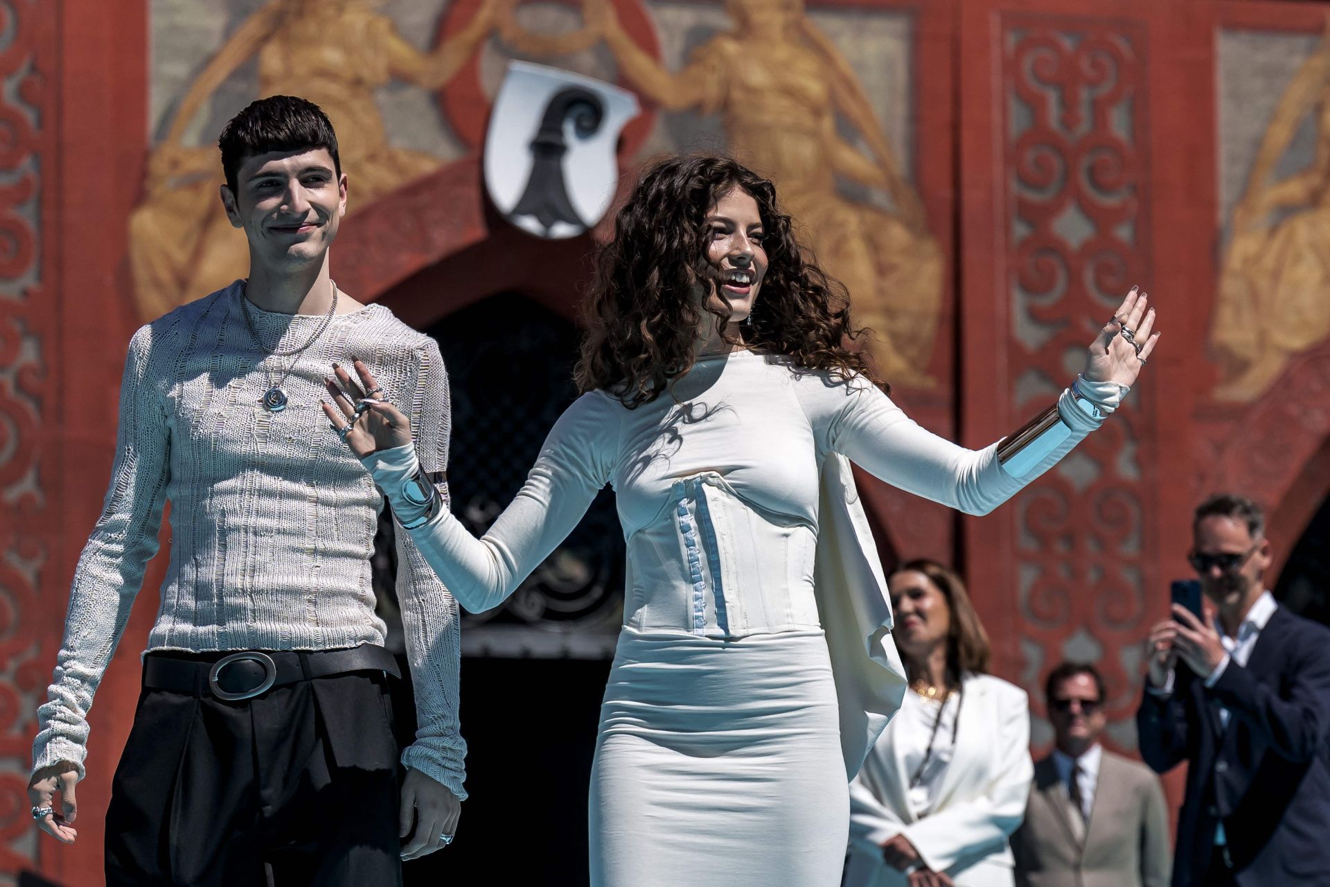 Fotos: Melody y el resto de participantes en Eurovisión 2025, en la alfombra turquesa del festival