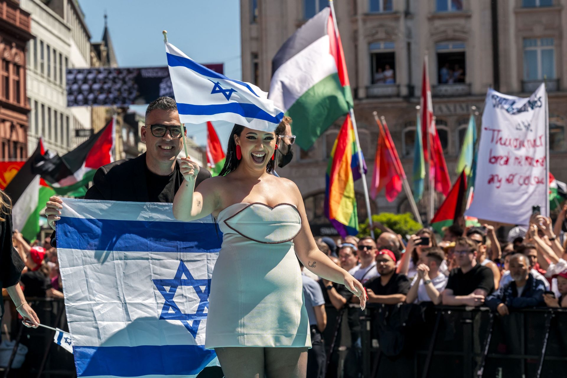 Fotos: Melody y el resto de participantes en Eurovisión 2025, en la alfombra turquesa del festival