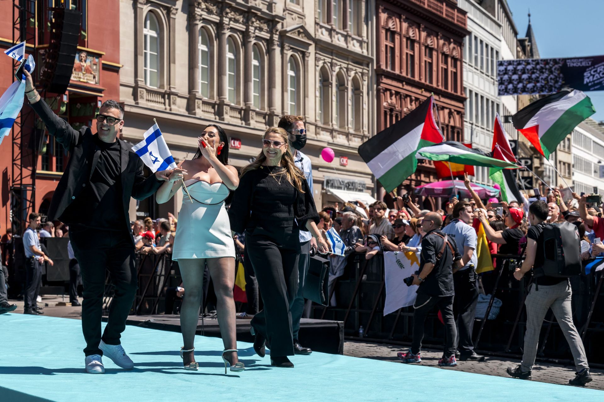 Fotos: Melody y el resto de participantes en Eurovisión 2025, en la alfombra turquesa del festival