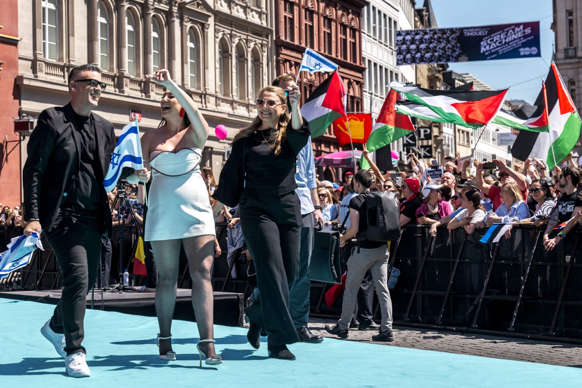 Fotos: Melody y el resto de participantes en Eurovisión 2025, en la alfombra turquesa del festival
