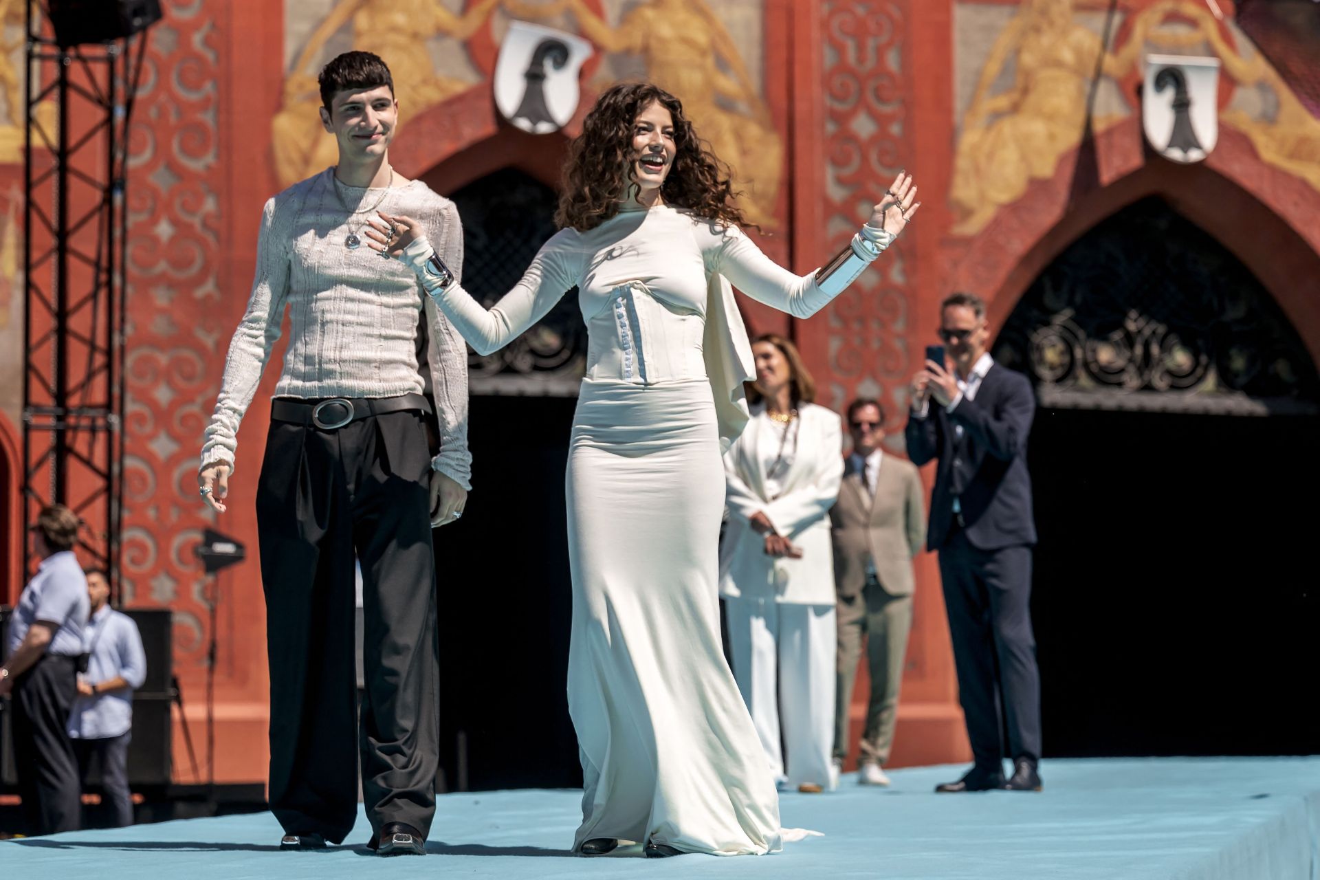 Fotos: Melody y el resto de participantes en Eurovisión 2025, en la alfombra turquesa del festival