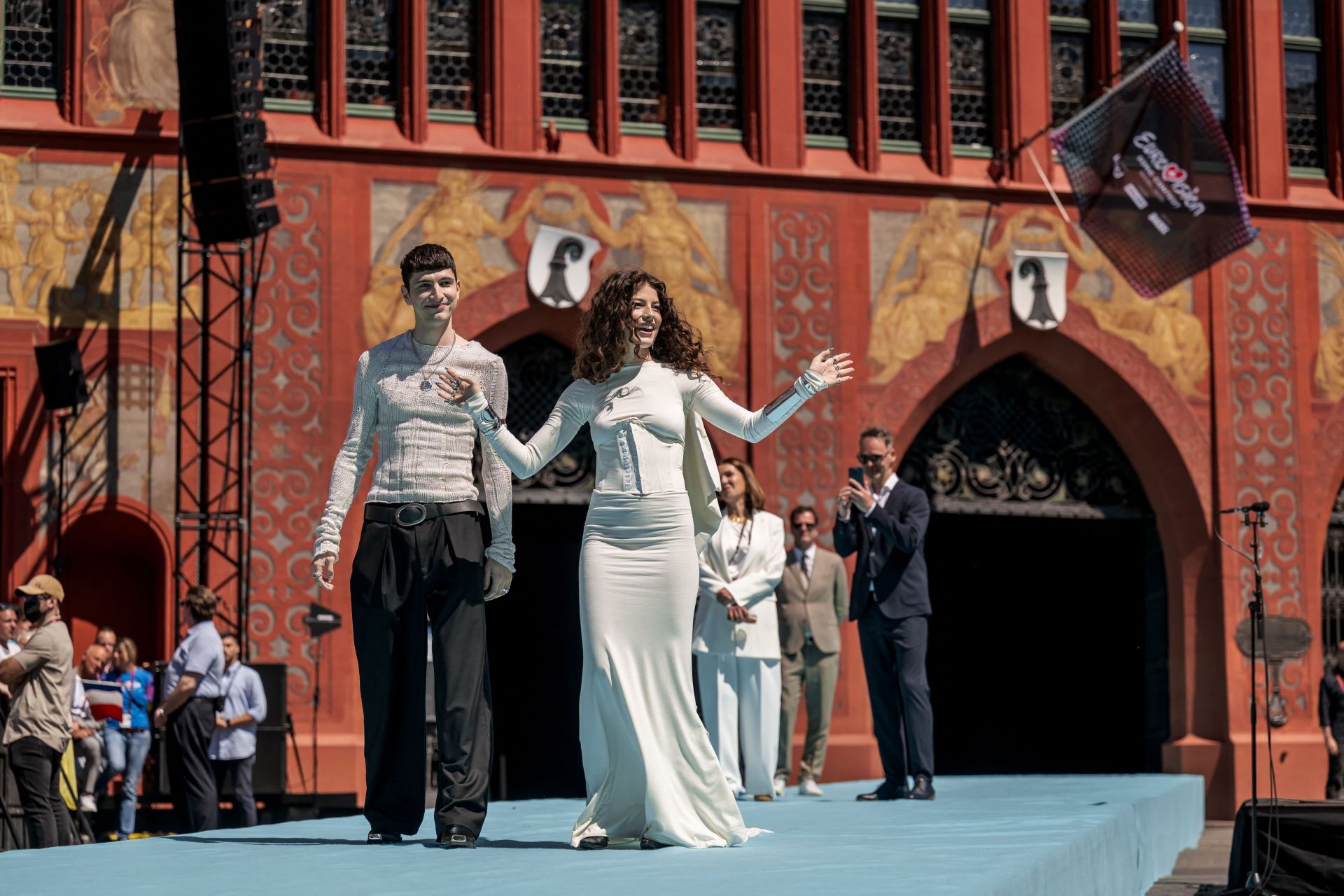 Fotos: Melody y el resto de participantes en Eurovisión 2025, en la alfombra turquesa del festival