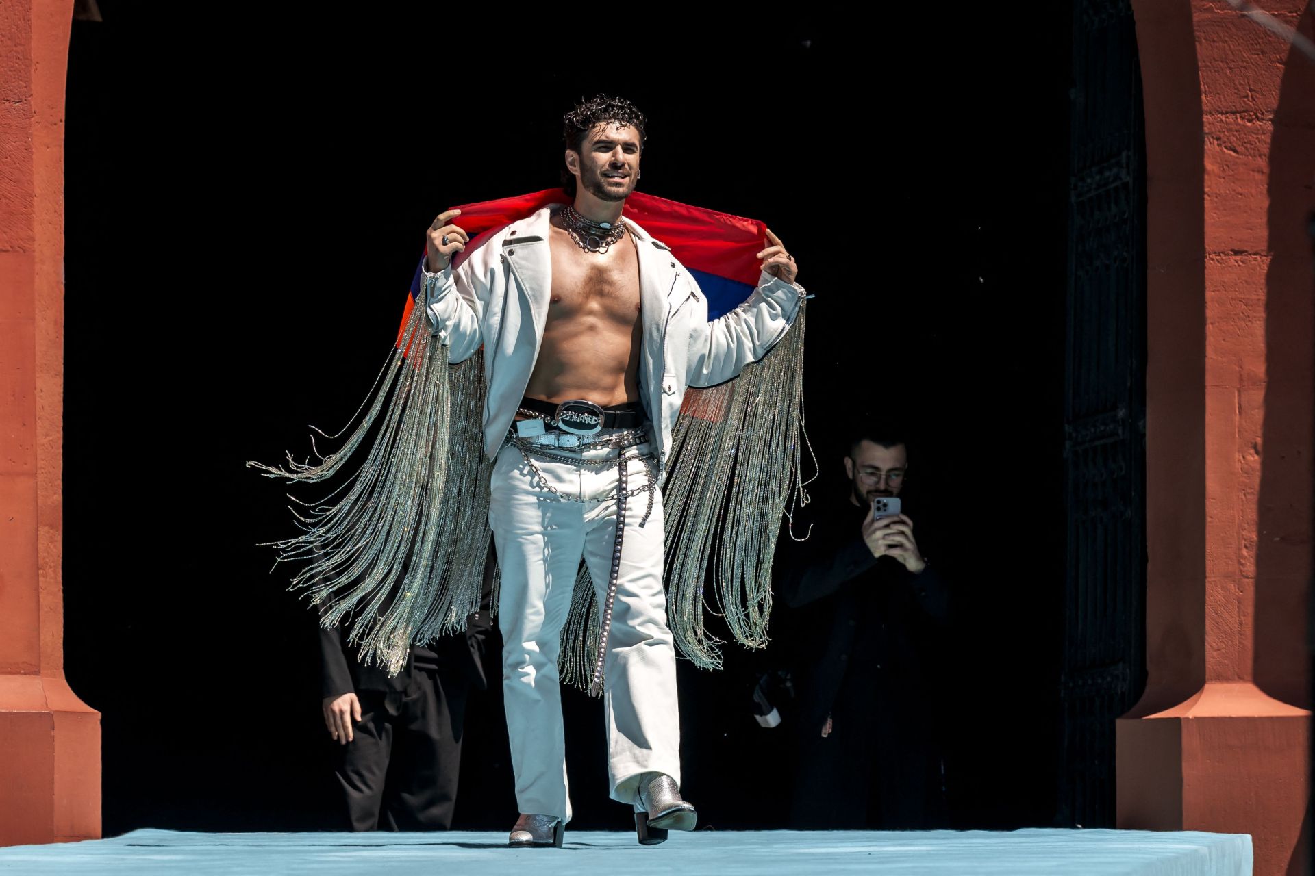 Fotos: Melody y el resto de participantes en Eurovisión 2025, en la alfombra turquesa del festival