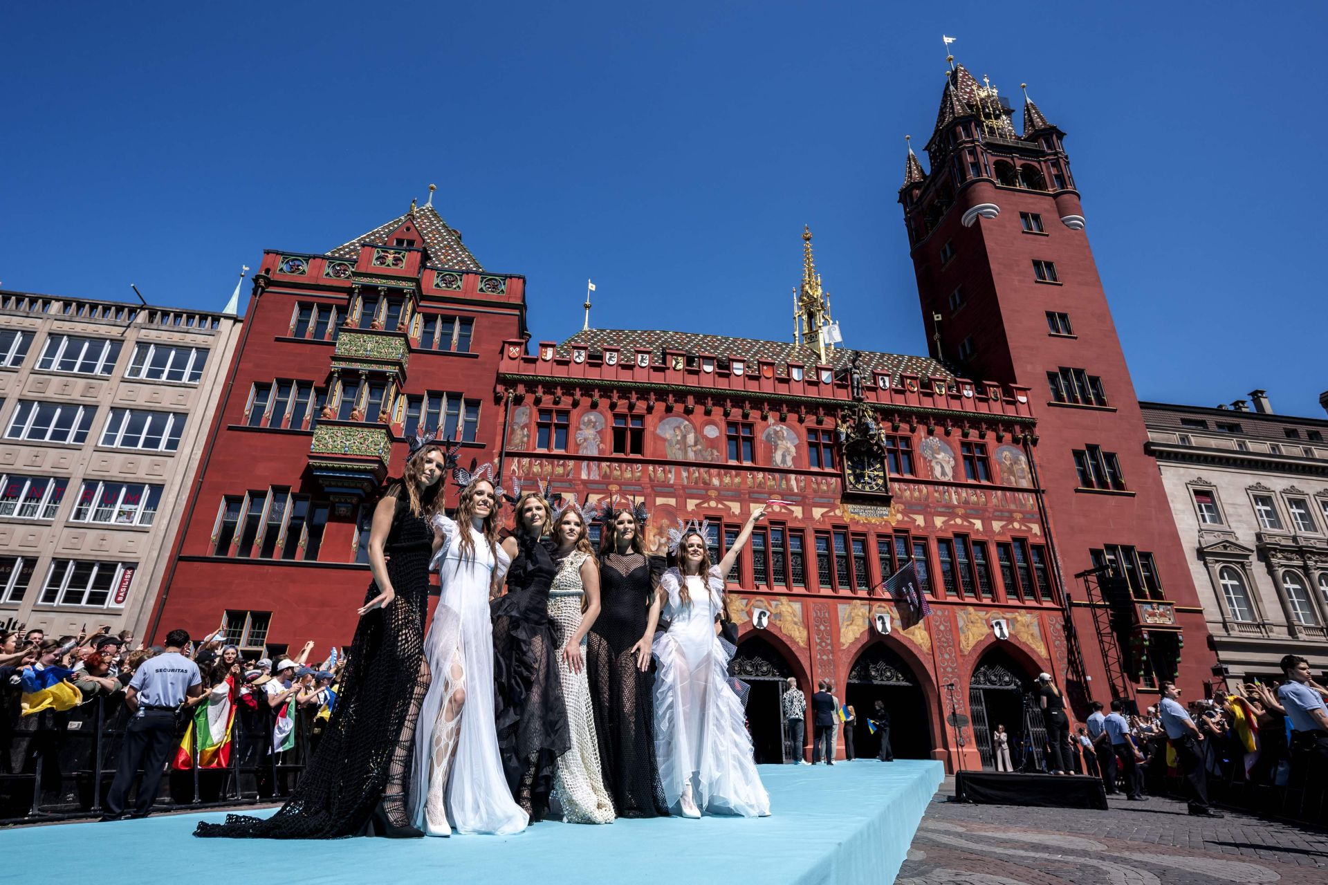 Fotos: Melody y el resto de participantes en Eurovisión 2025, en la alfombra turquesa del festival