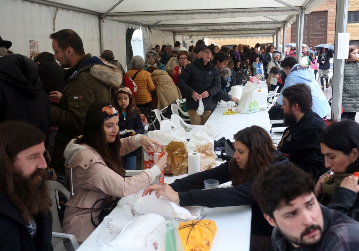 El Oviedo Antiguo se atecha como puede para comer en la calle