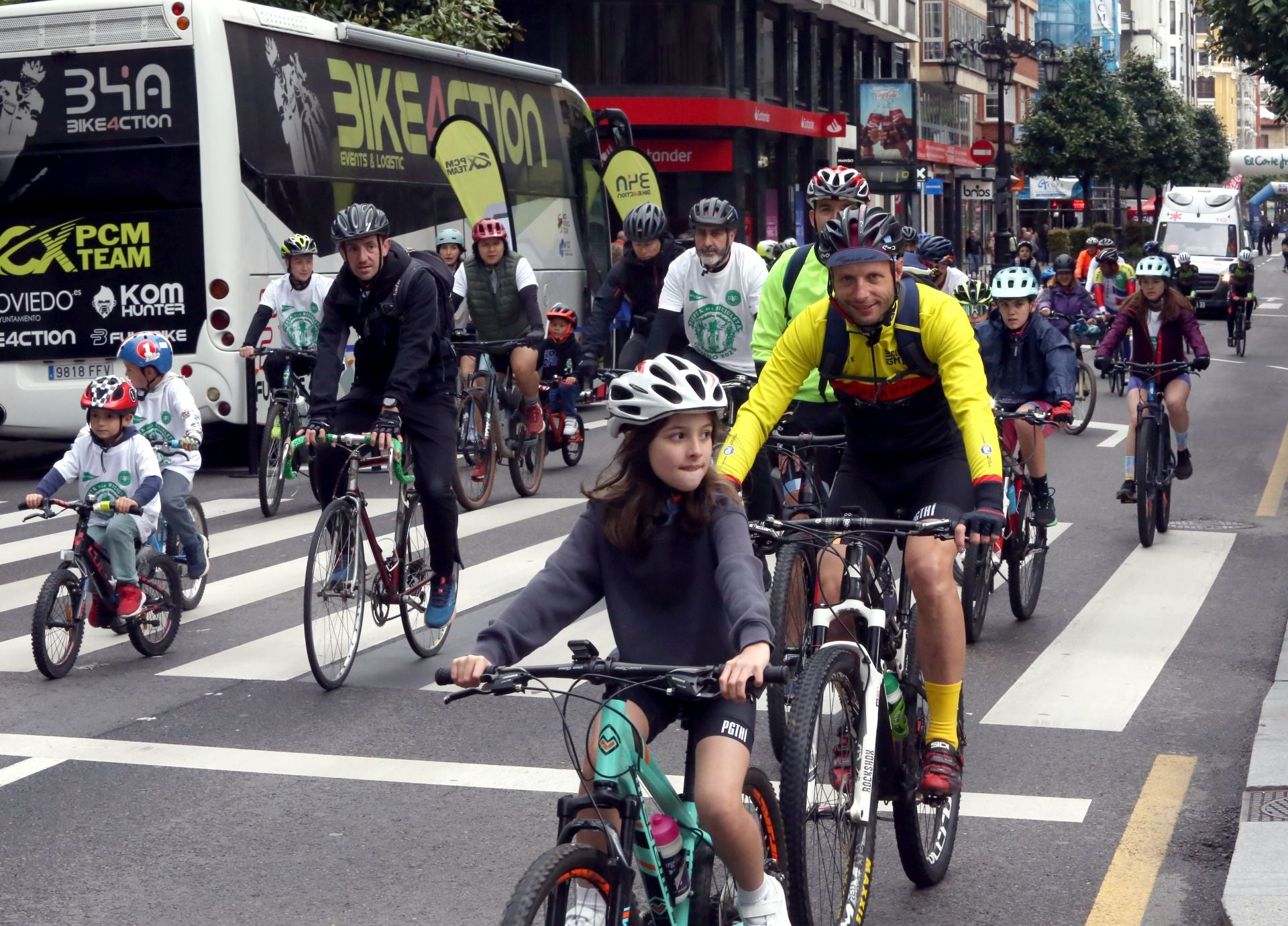 Oviedo celebra a pedaladas la Fiesta de la Bicicleta