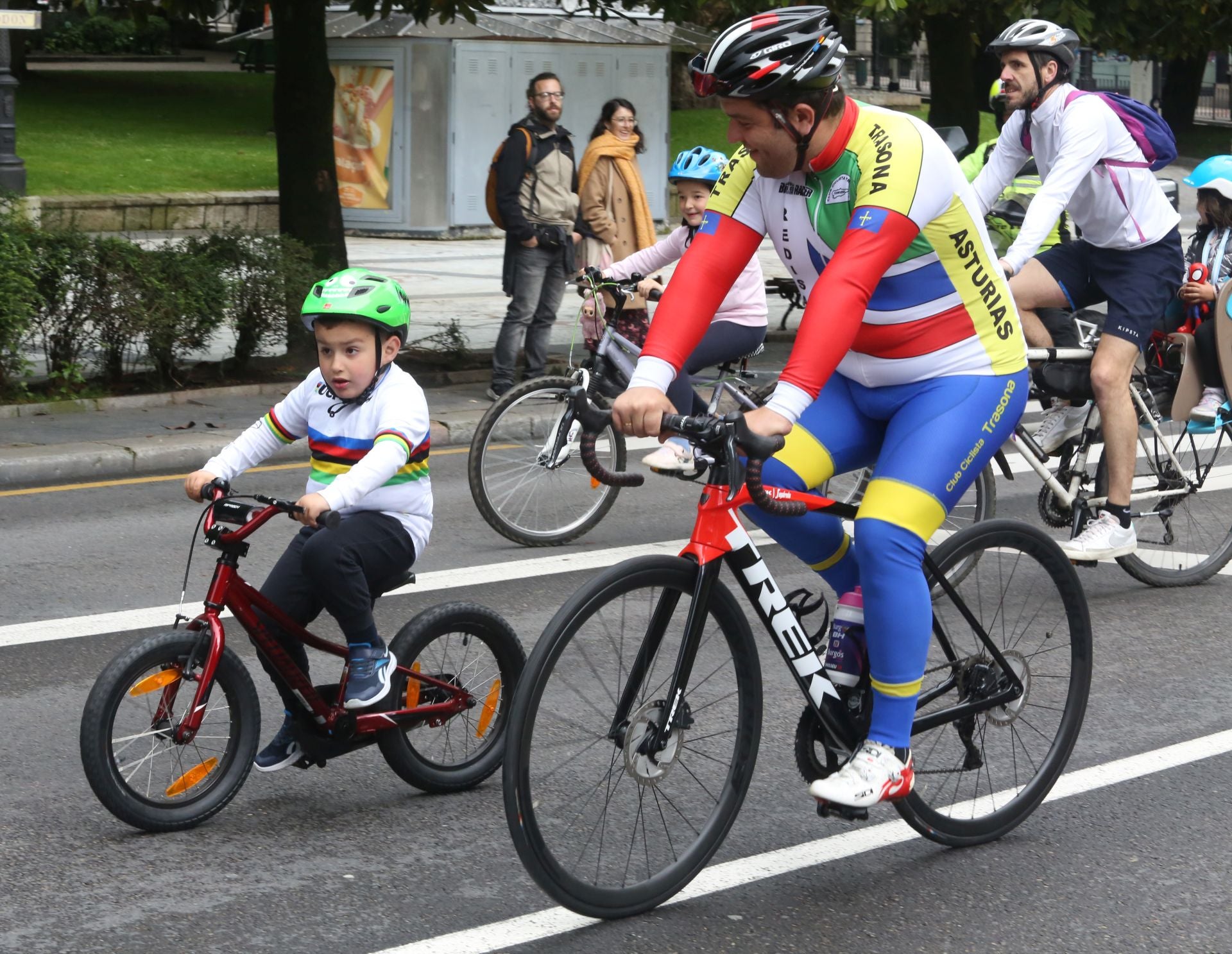 Oviedo celebra a pedaladas la Fiesta de la Bicicleta