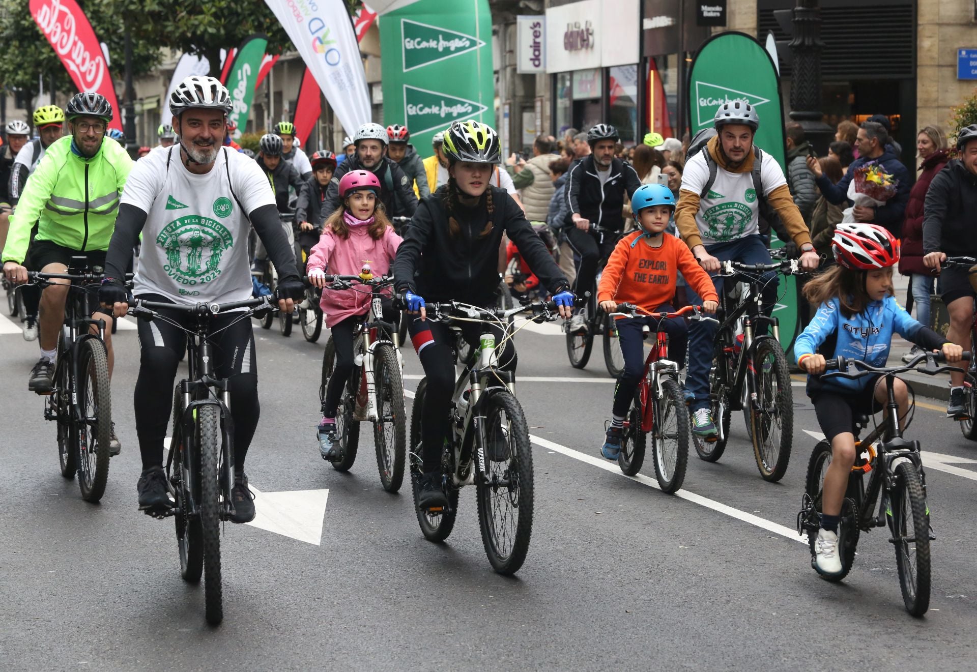 Oviedo celebra a pedaladas la Fiesta de la Bicicleta