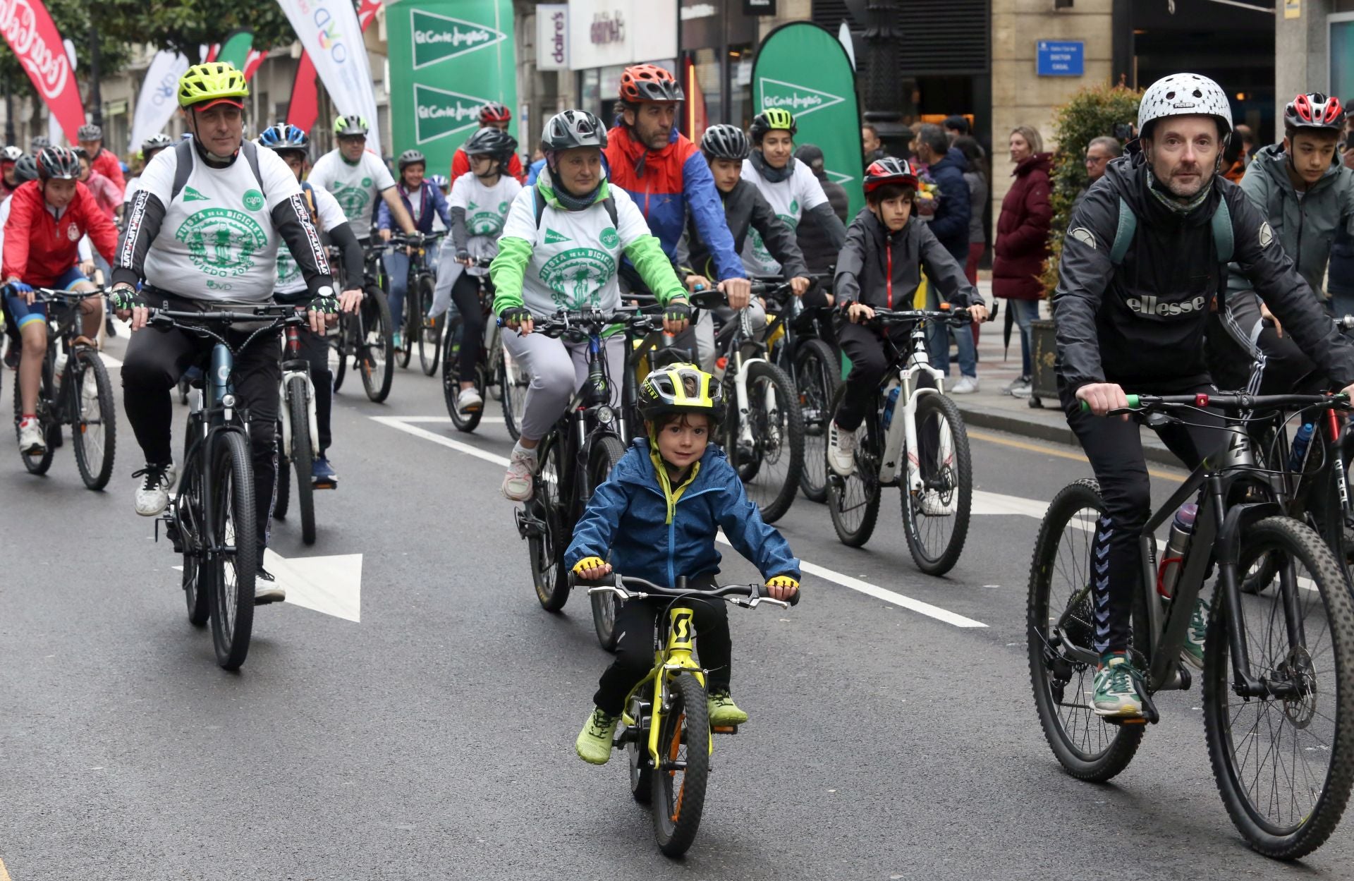 Oviedo celebra a pedaladas la Fiesta de la Bicicleta