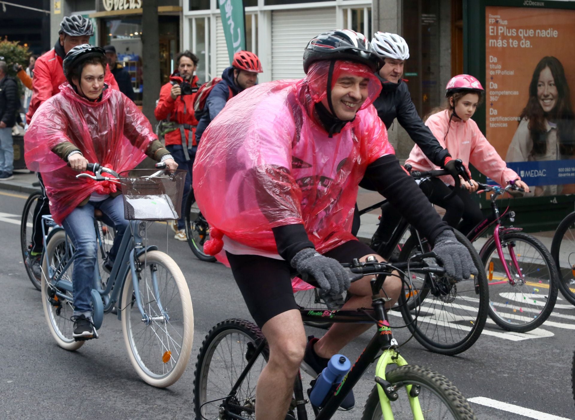 Oviedo celebra a pedaladas la Fiesta de la Bicicleta