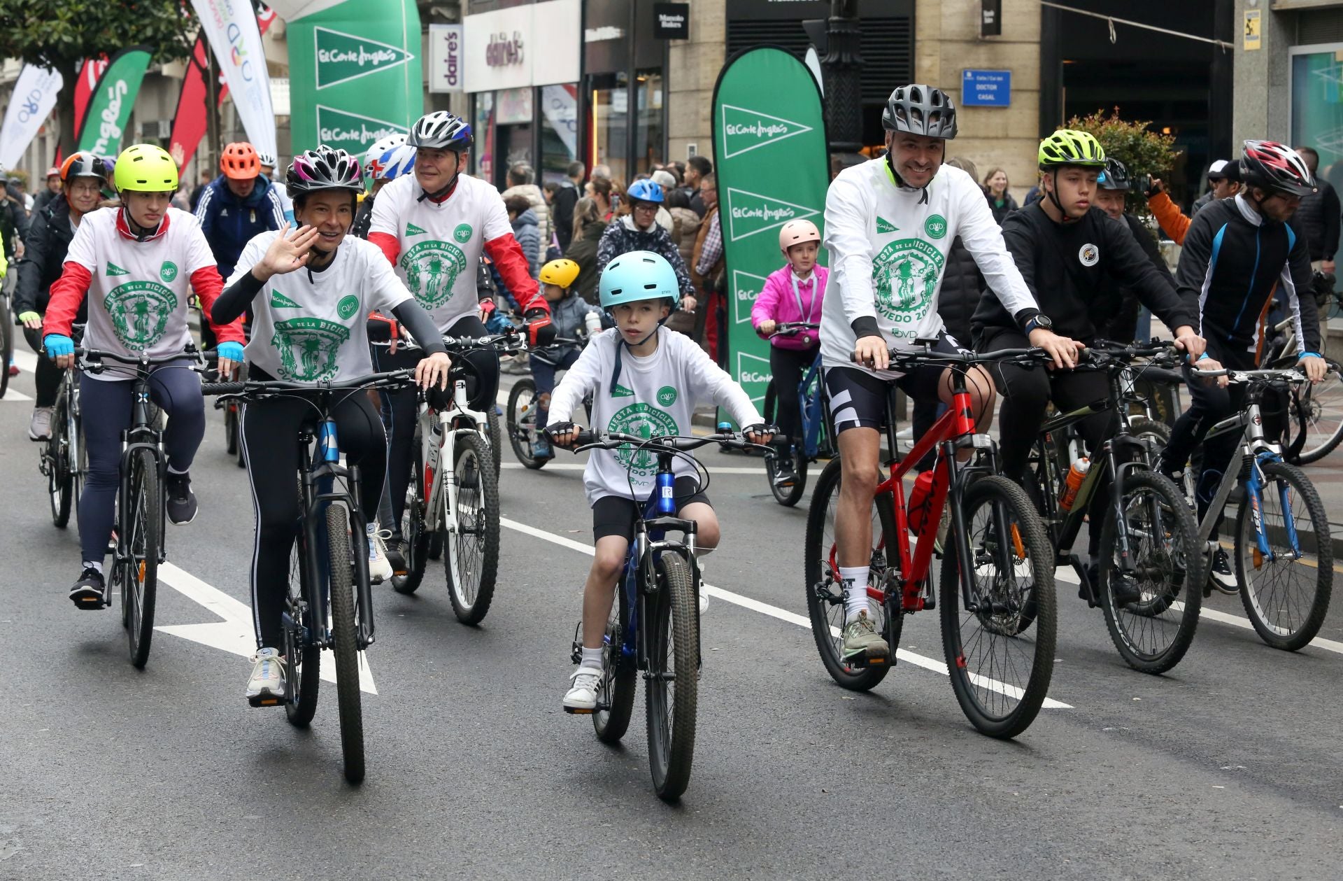 Oviedo celebra a pedaladas la Fiesta de la Bicicleta