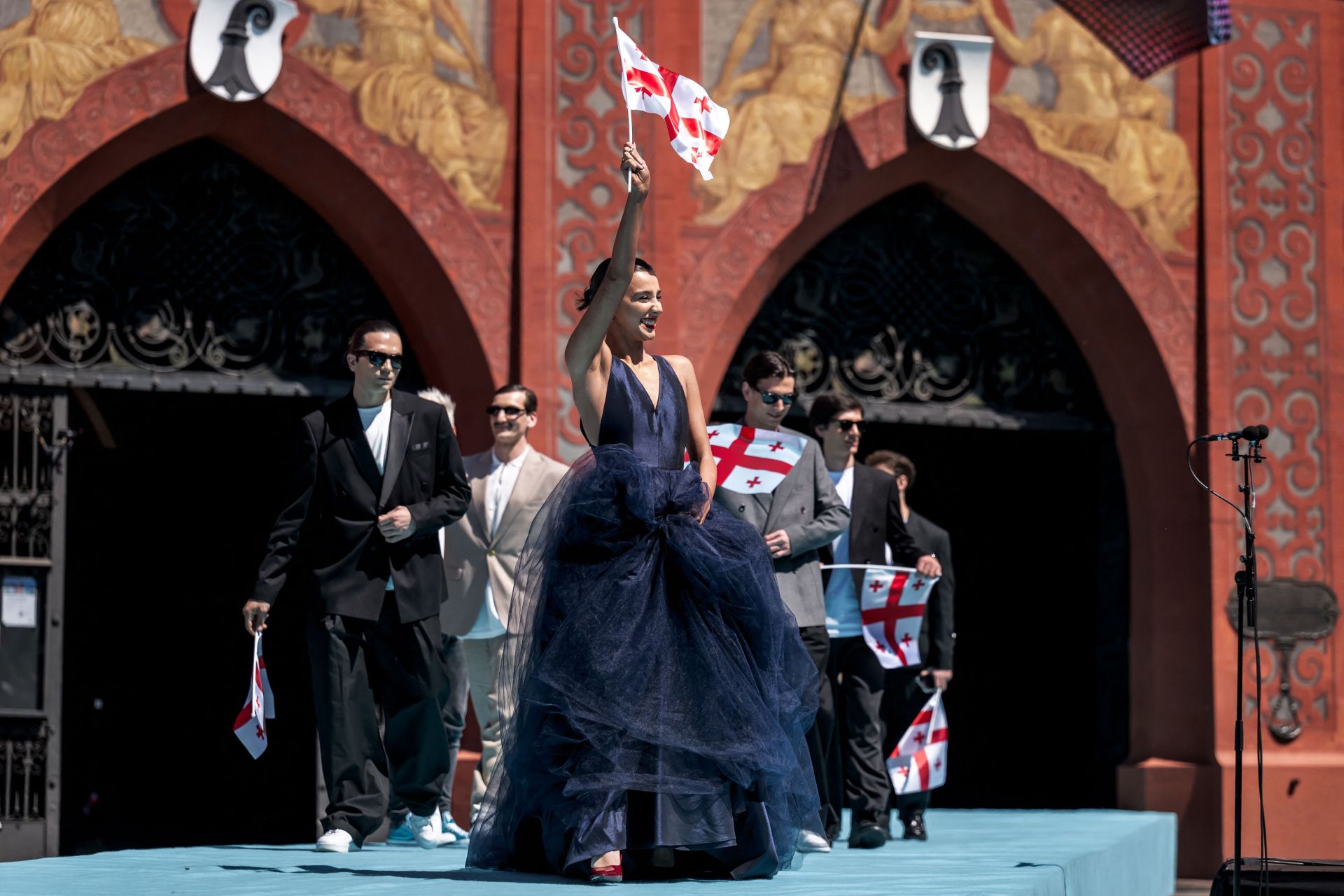 Fotos: Melody y el resto de participantes en Eurovisión 2025, en la alfombra turquesa del festival