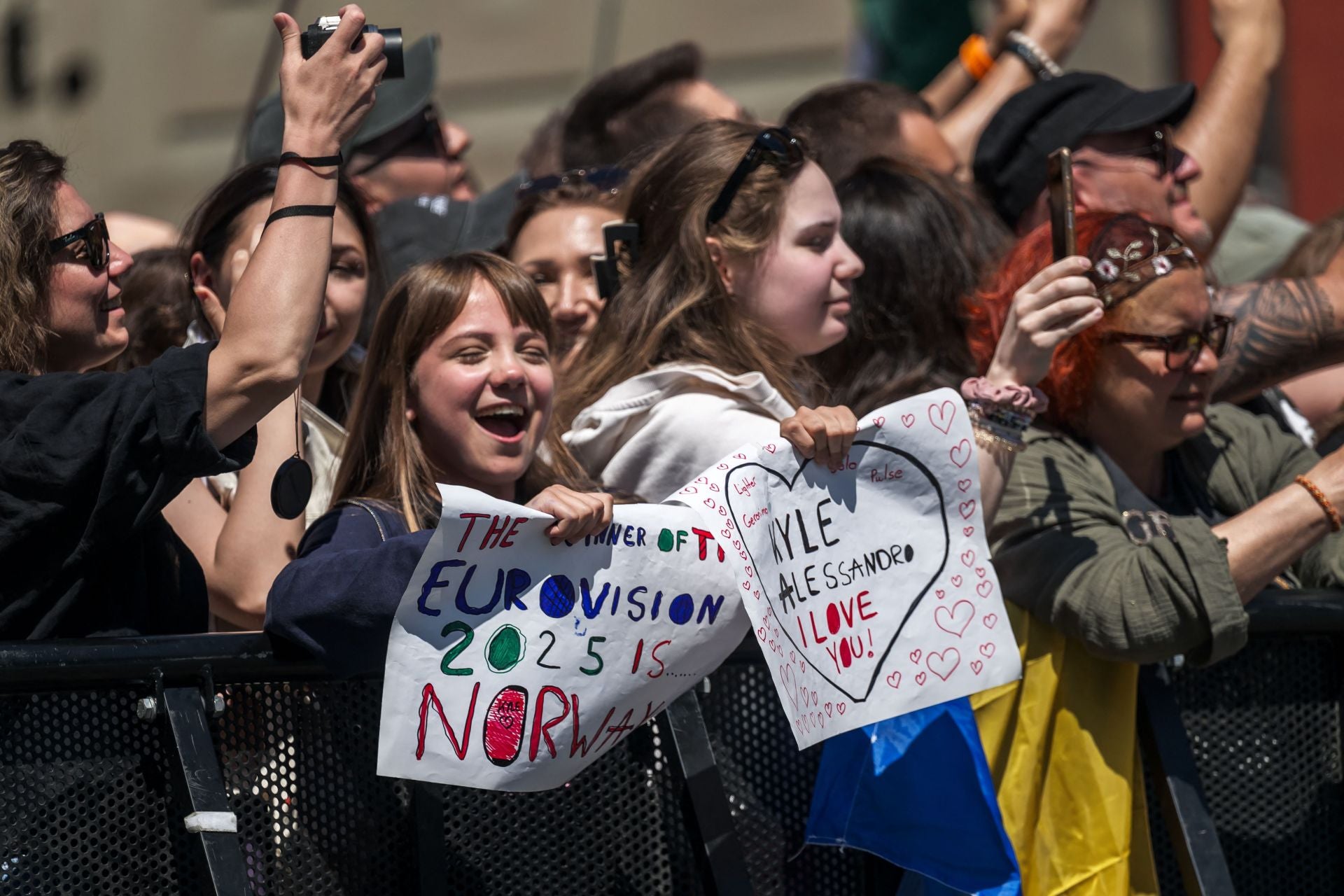 Fotos: Melody y el resto de participantes en Eurovisión 2025, en la alfombra turquesa del festival