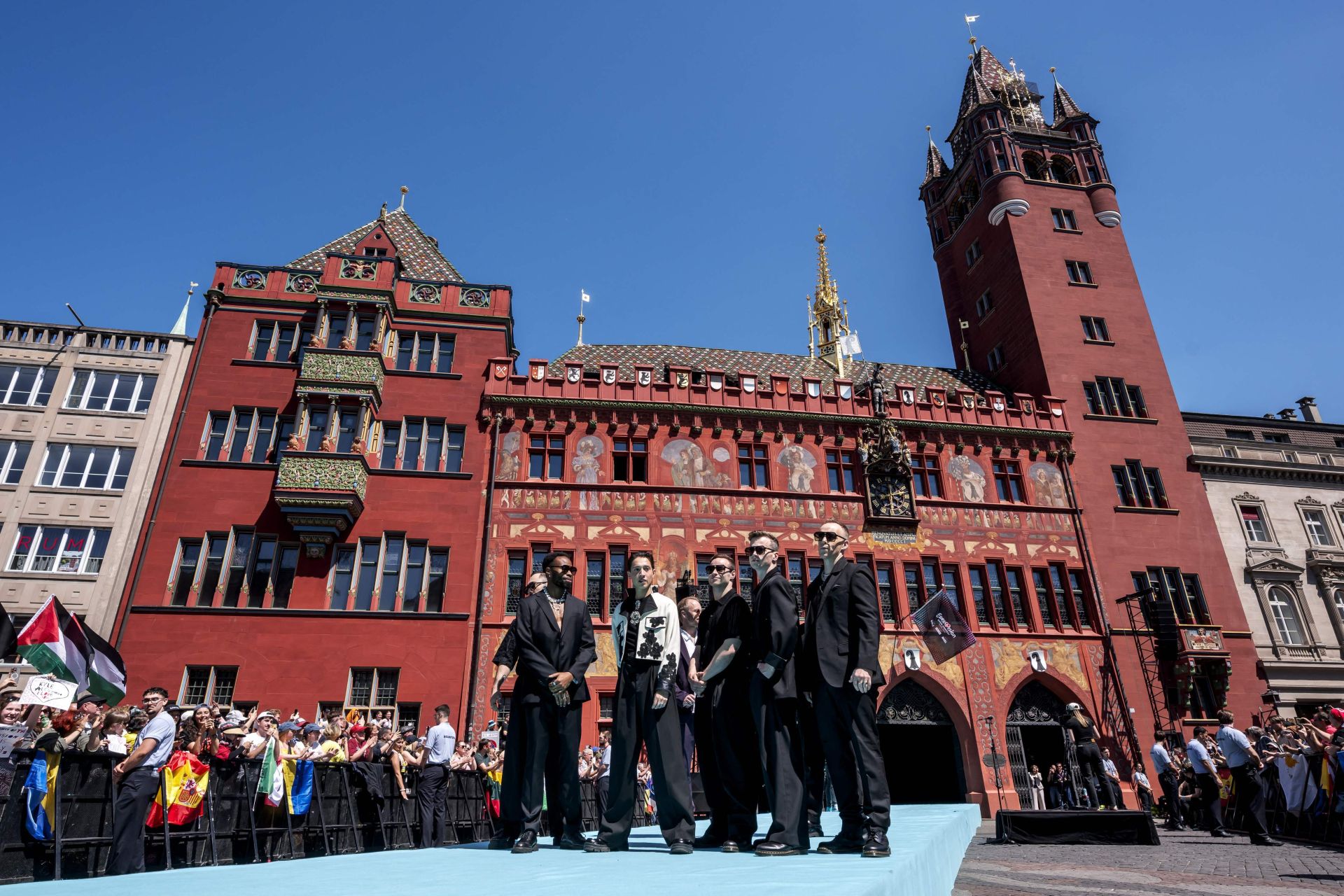 Fotos: Melody y el resto de participantes en Eurovisión 2025, en la alfombra turquesa del festival