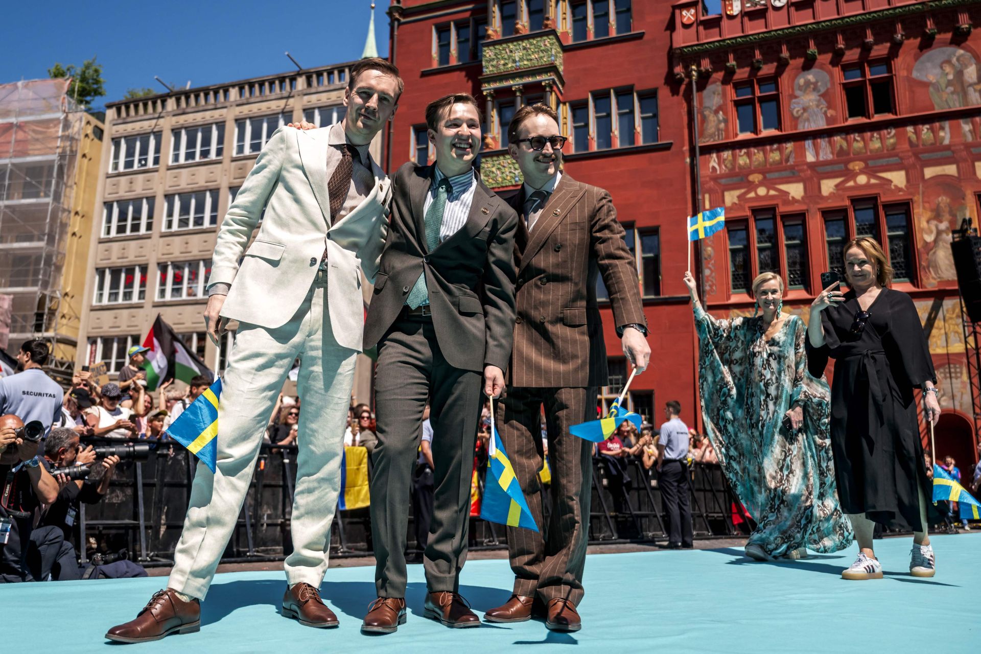 Fotos: Melody y el resto de participantes en Eurovisión 2025, en la alfombra turquesa del festival
