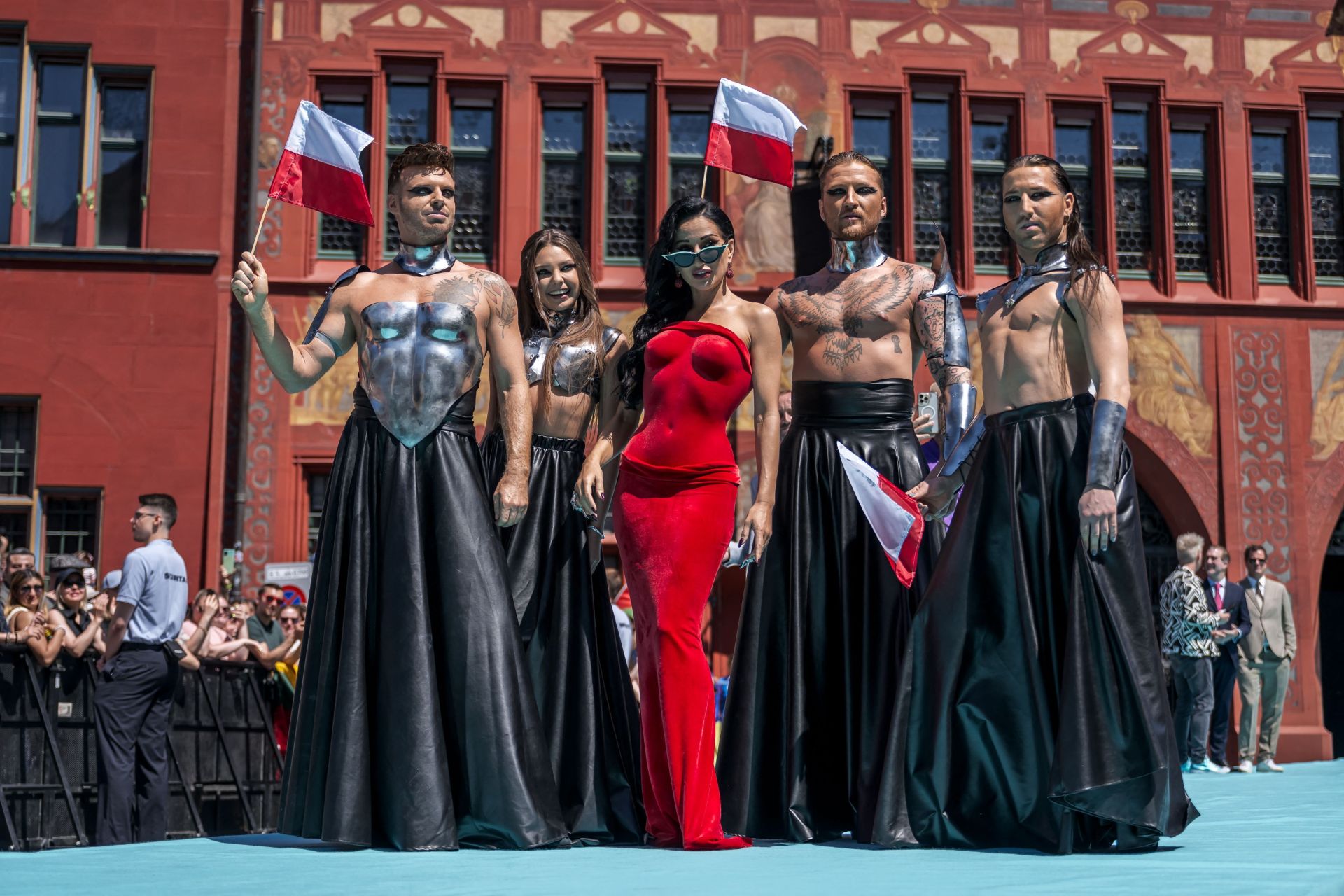Fotos: Melody y el resto de participantes en Eurovisión 2025, en la alfombra turquesa del festival