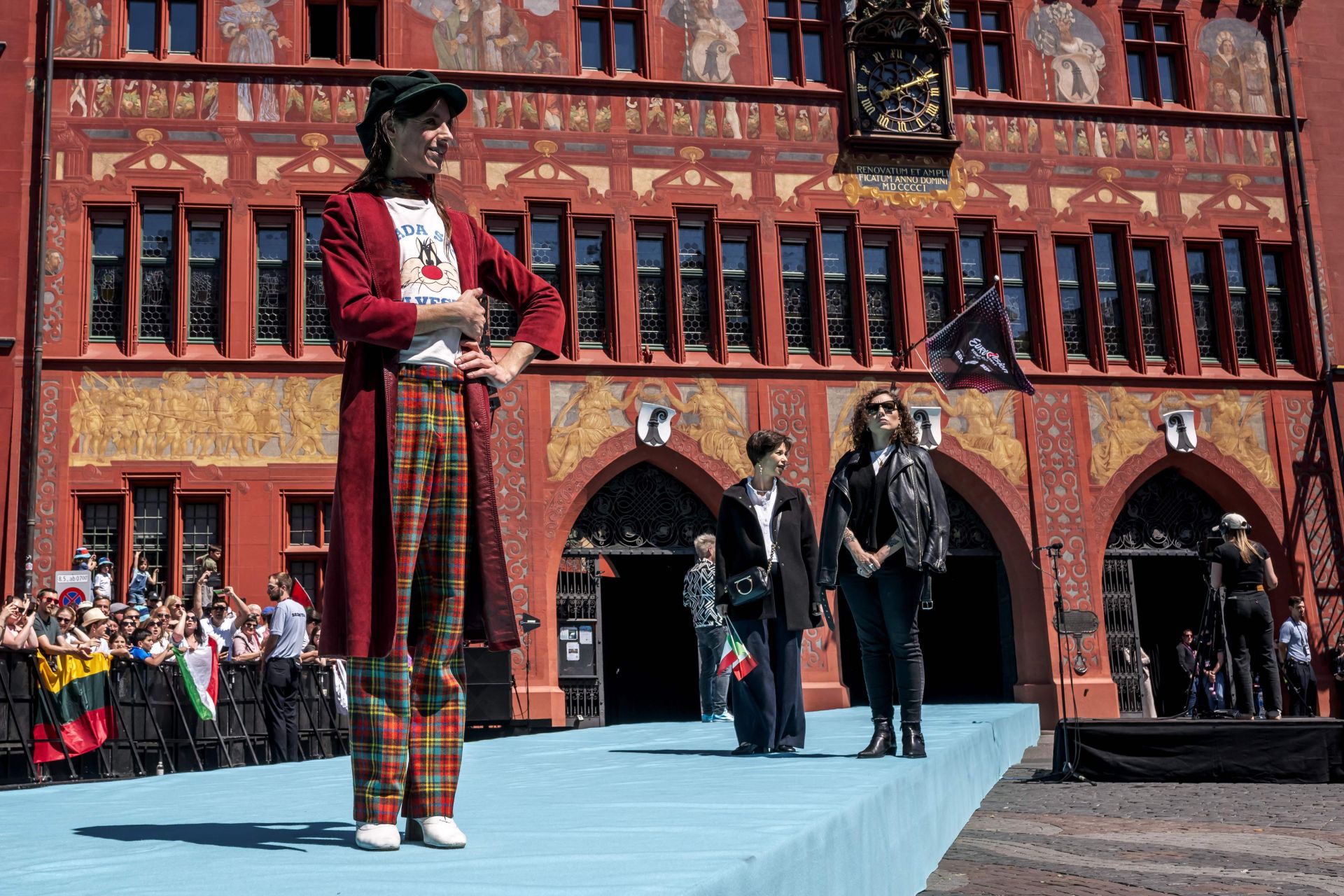 Fotos: Melody y el resto de participantes en Eurovisión 2025, en la alfombra turquesa del festival