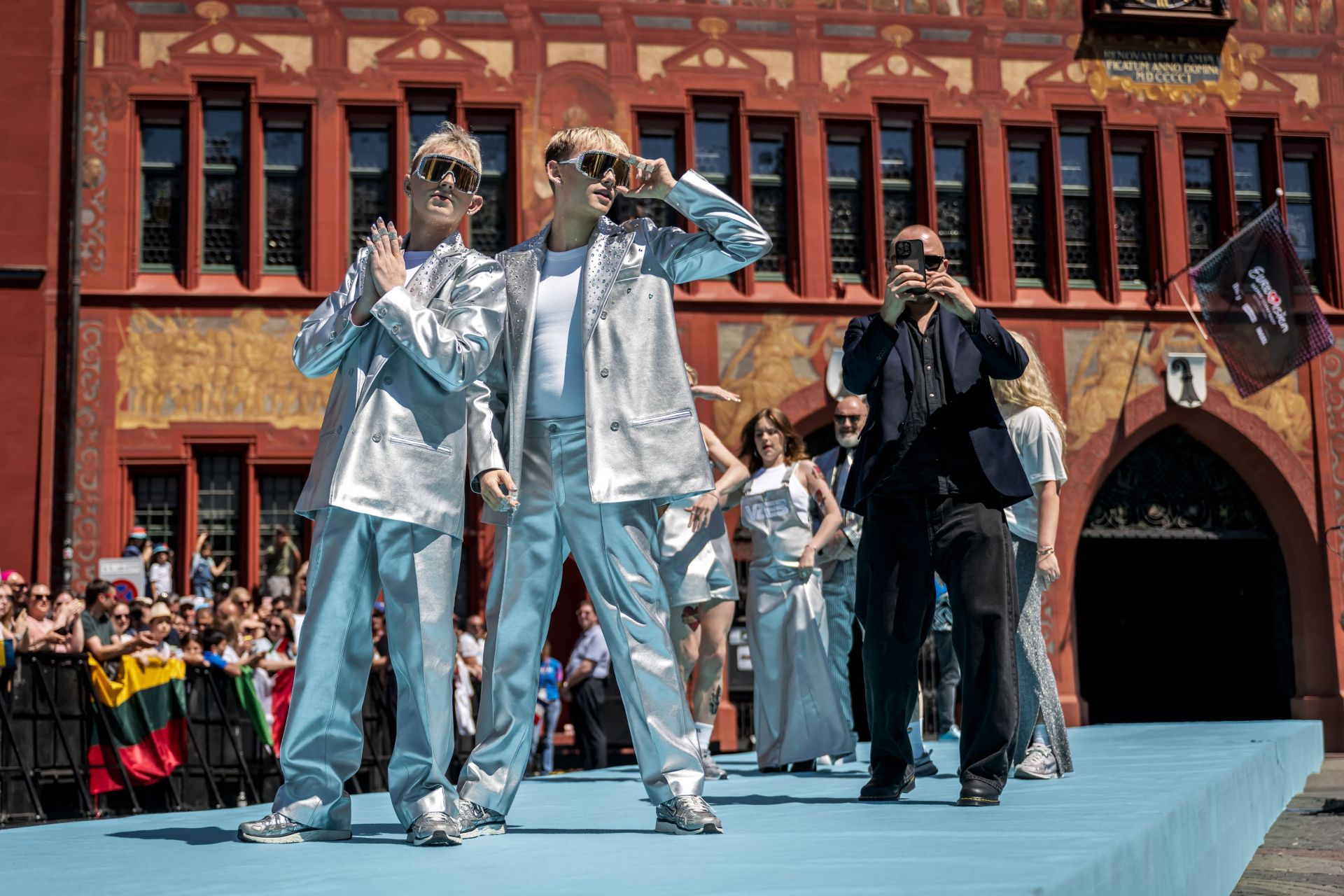 Fotos: Melody y el resto de participantes en Eurovisión 2025, en la alfombra turquesa del festival