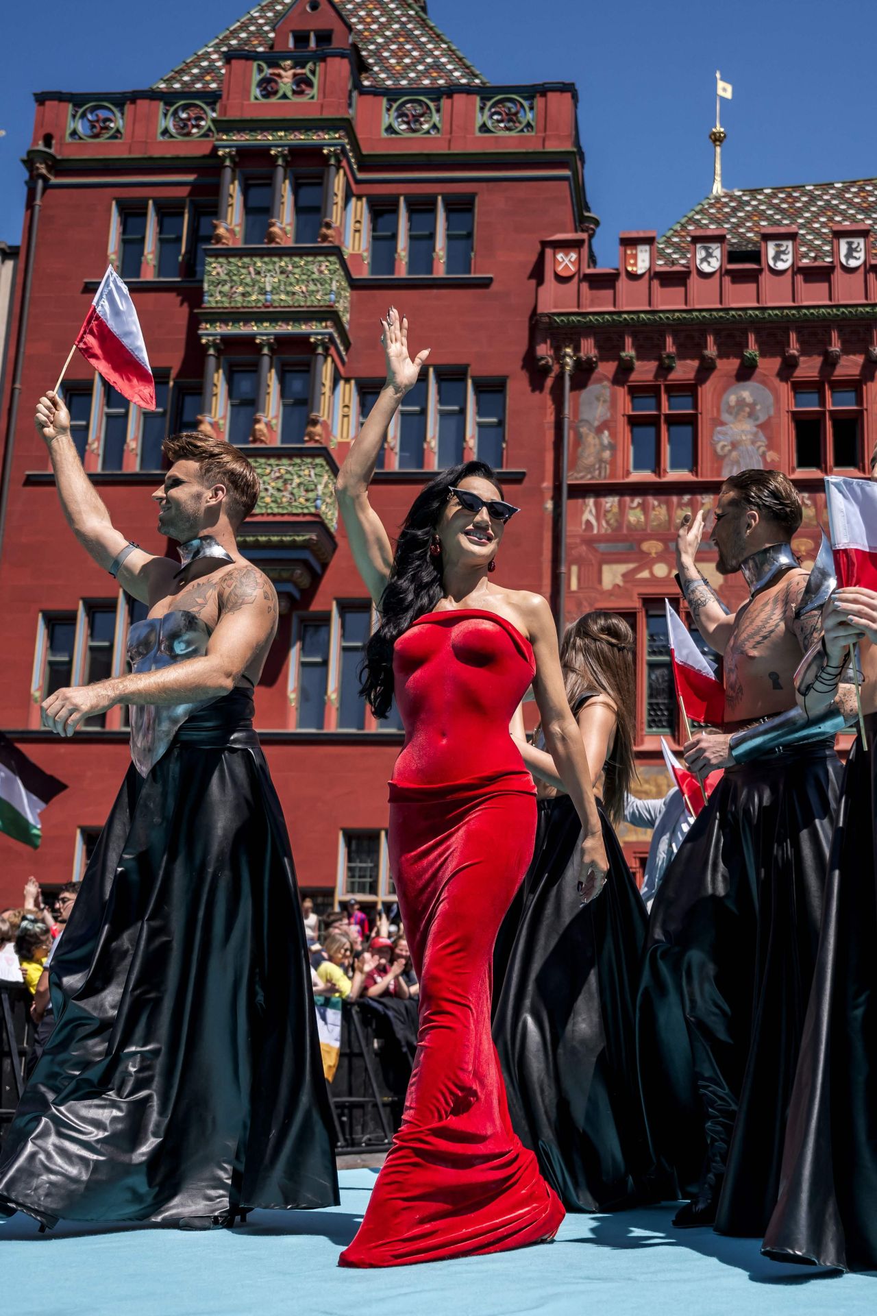 Fotos: Melody y el resto de participantes en Eurovisión 2025, en la alfombra turquesa del festival