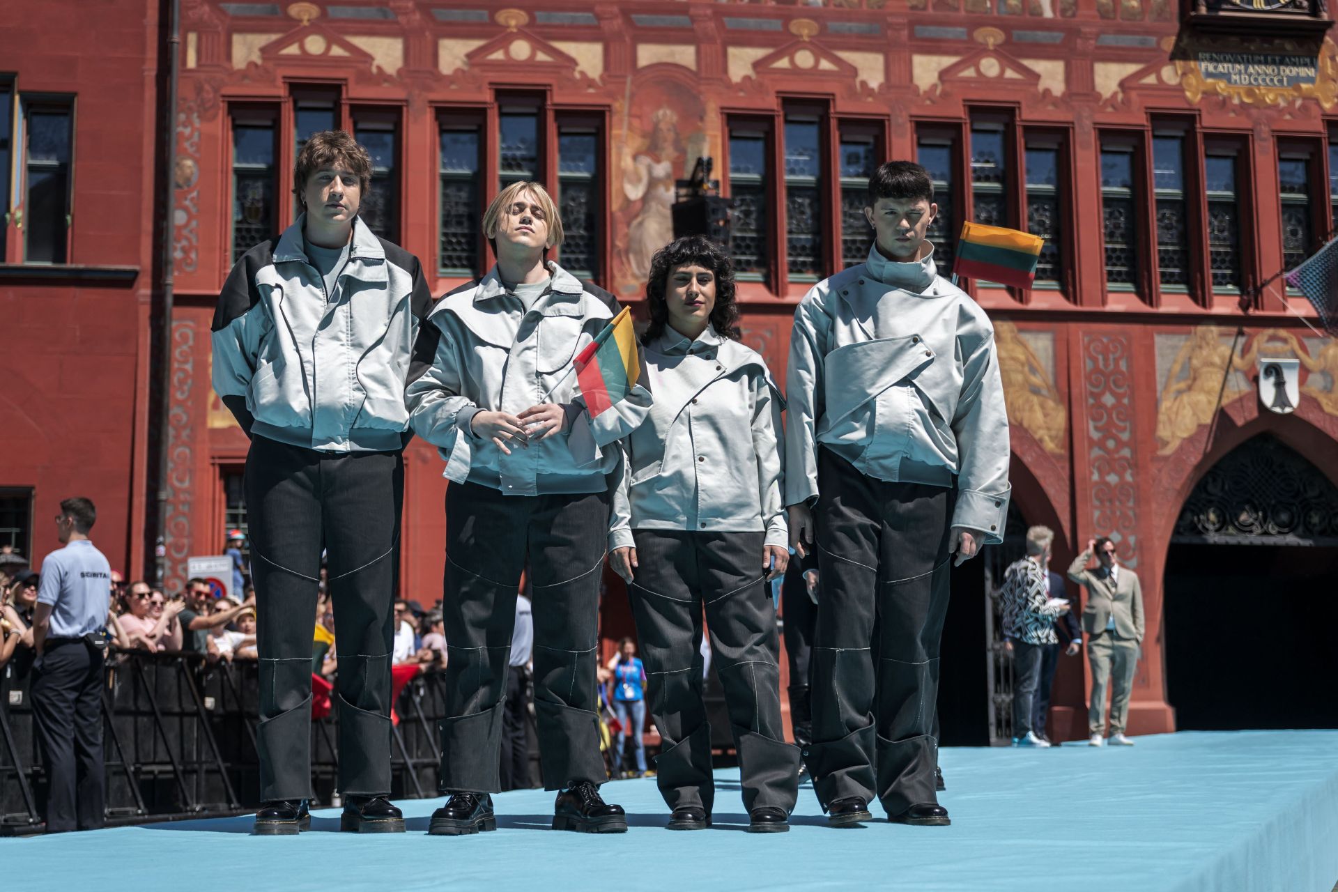 Fotos: Melody y el resto de participantes en Eurovisión 2025, en la alfombra turquesa del festival