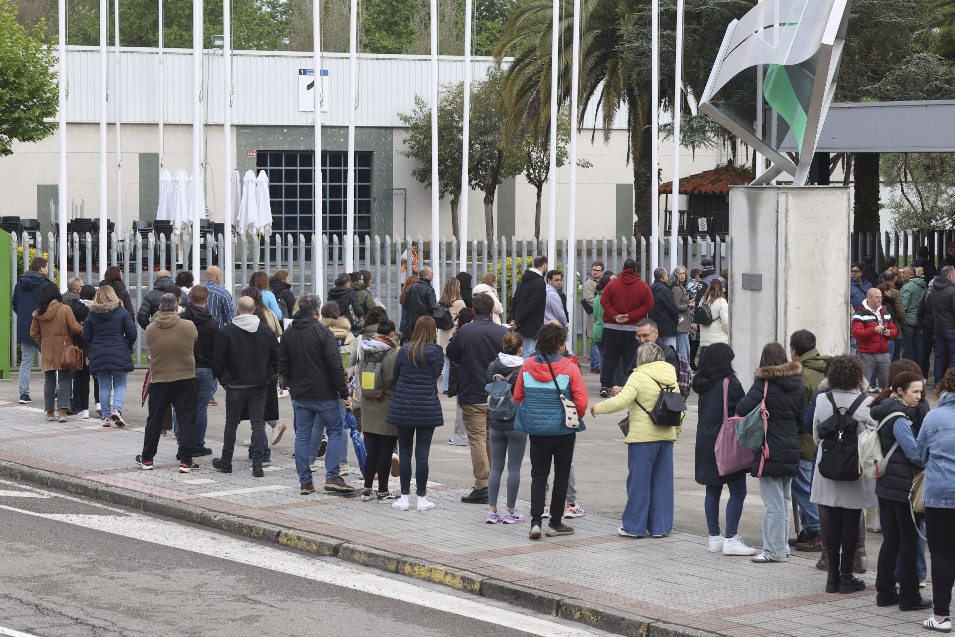Muchos nervios entre los casi 3.000 aspirantes a una plaza en el Ayuntamiento de Oviedo