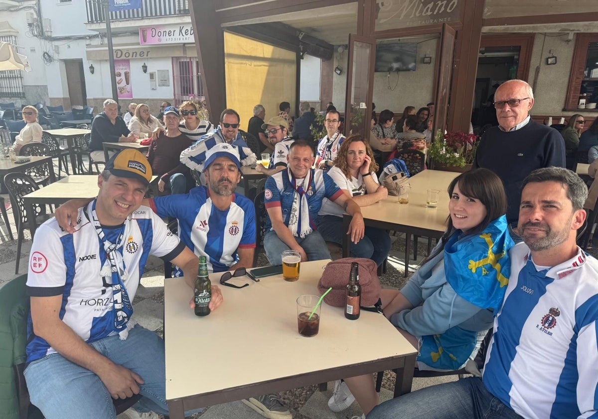 Un grupo de aficionados del Real Avilés, en una terraza del centro de Lebrija.
